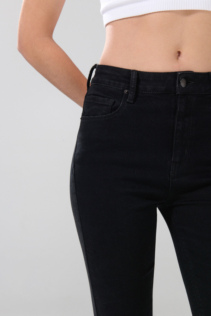 Jean negro jegging con bolsillos y súper tiro alto