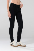 Jean tiro alto negro con efecto push up, pinzas y bolsillos