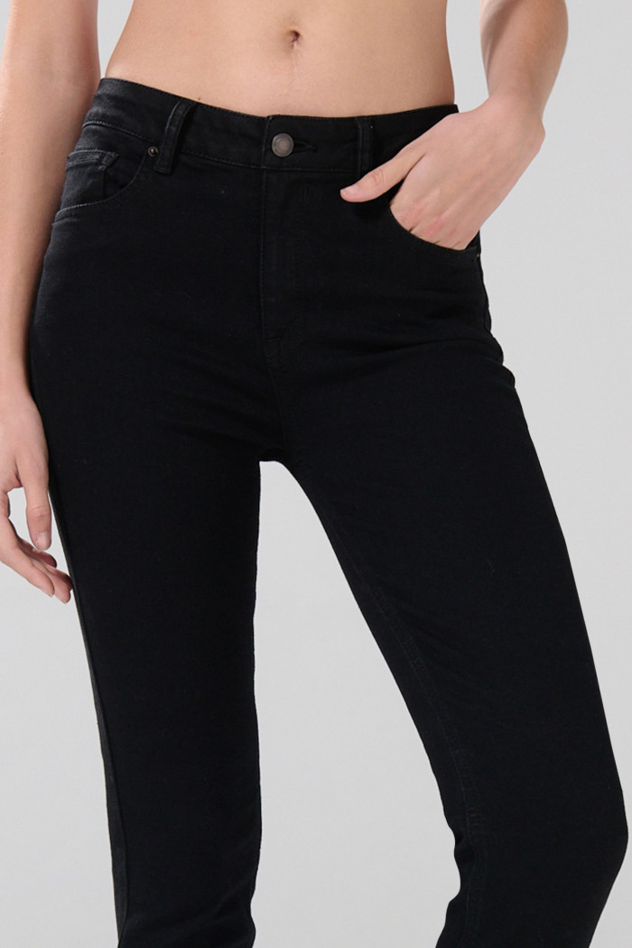 Jean tiro alto negro con efecto push up, pinzas y bolsillos