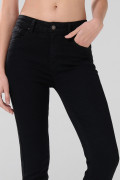 Jean tiro alto negro con efecto push up, pinzas y bolsillos