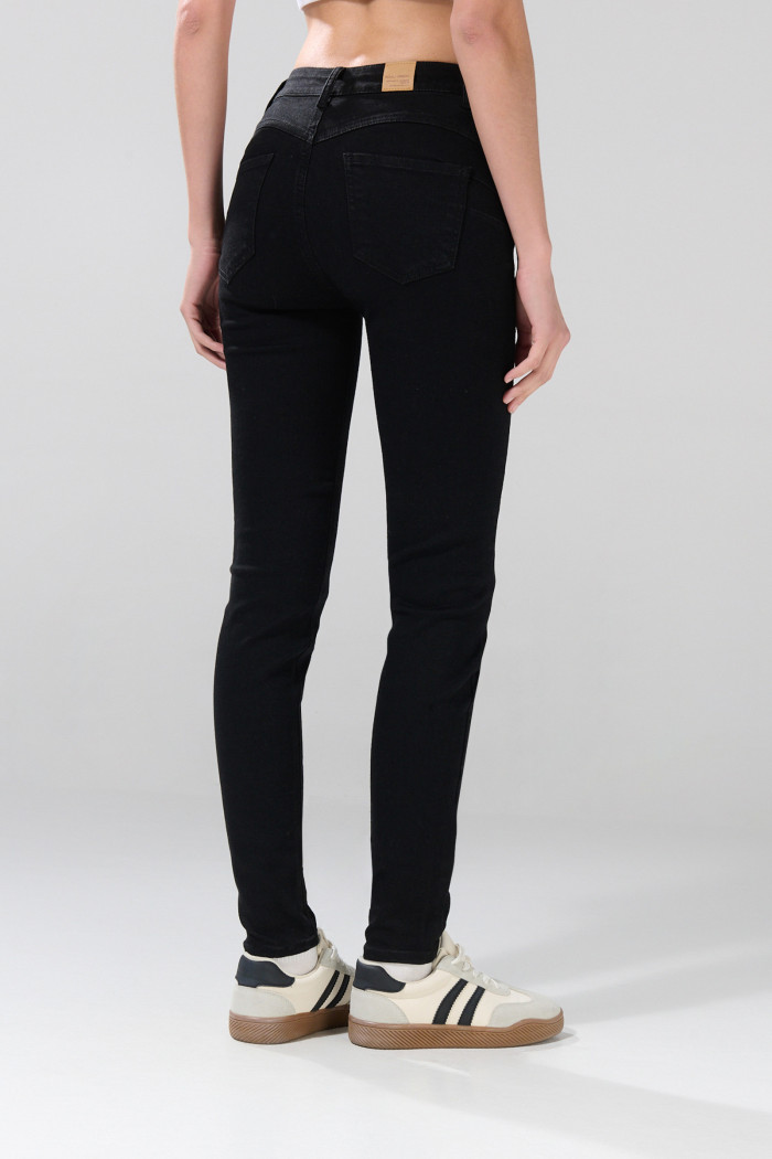 Jean tiro alto negro con efecto push up, pinzas y bolsillos