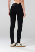 Jean tiro alto negro con efecto push up, pinzas y bolsillos