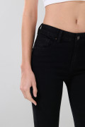 Jean tiro alto negro con efecto push up, pinzas y bolsillos