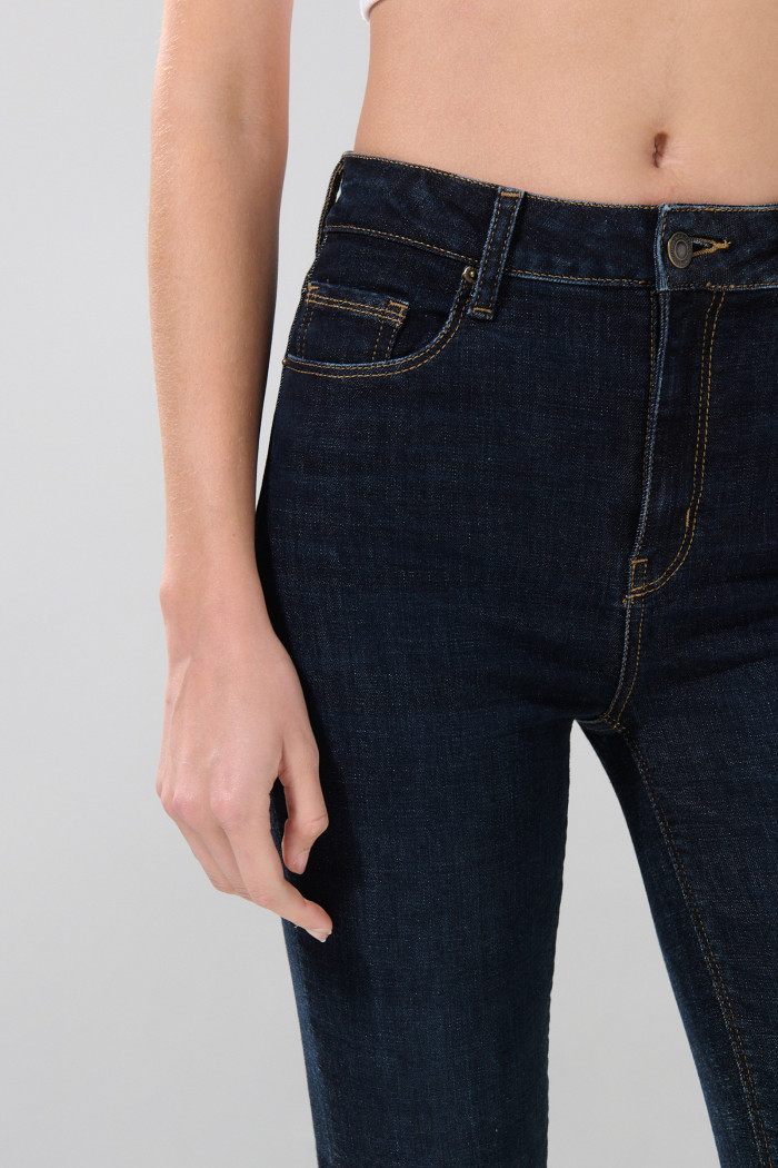 Jean jegging azul intenso con bolsillos y súper tiro alto