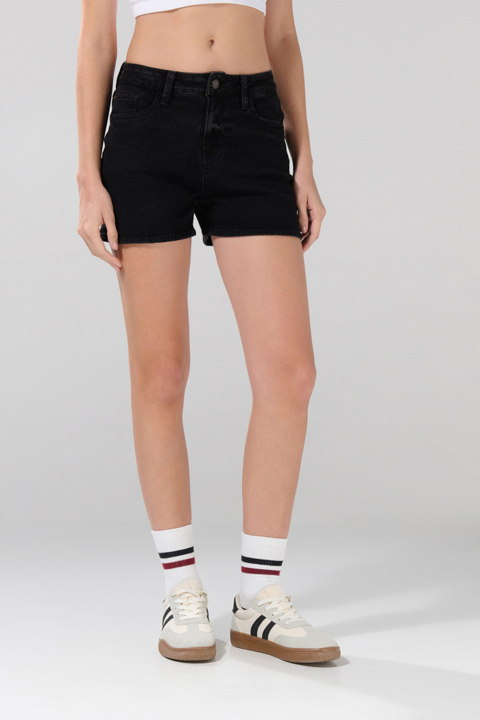 Short negro de jean con tiro alto y cremallera