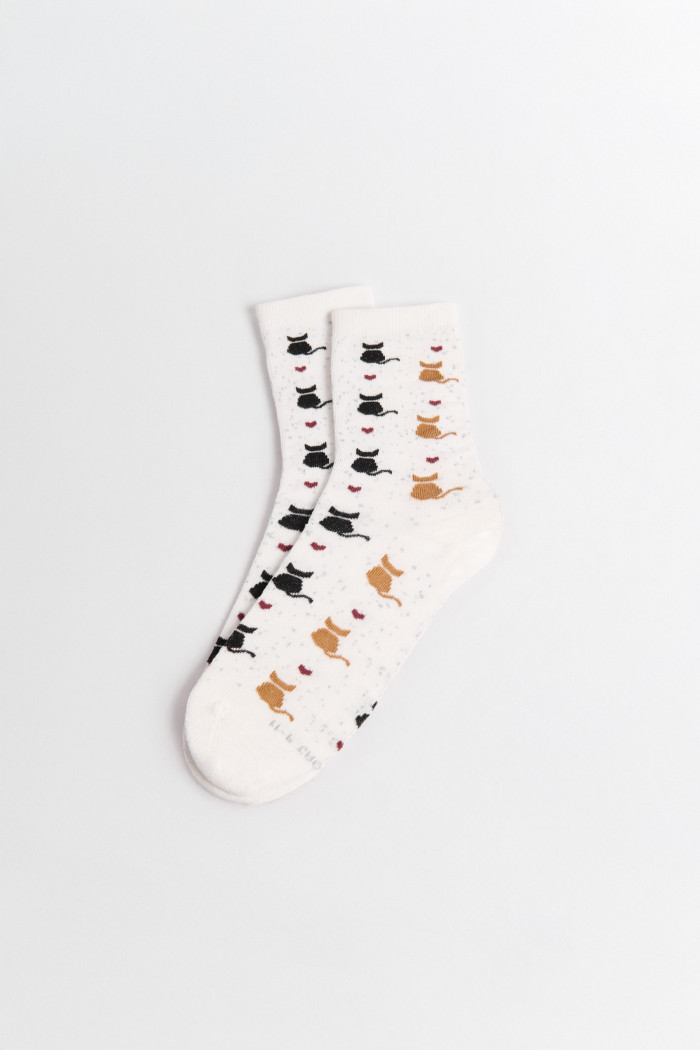 Medias largas unicolores con diseño de gatitos