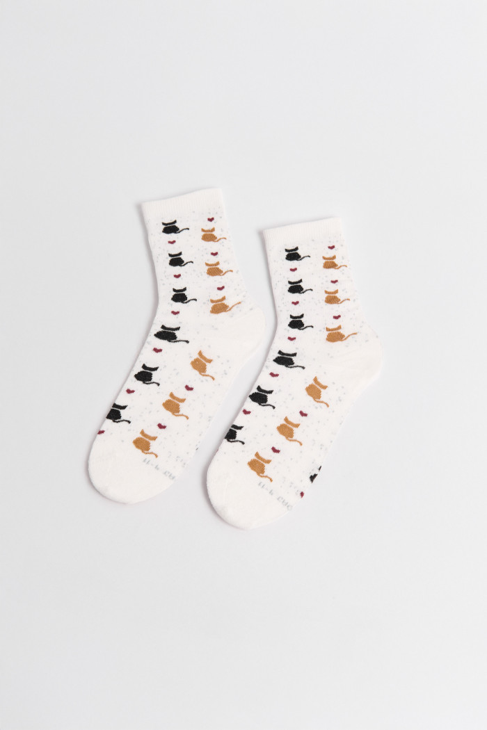 Medias largas unicolores con diseño de gatitos