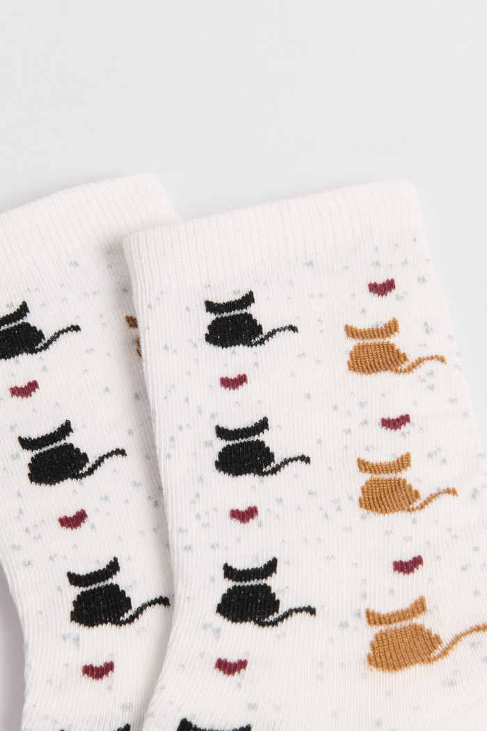 Medias largas unicolores con diseño de gatitos
