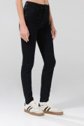 Jean negro mom con súper tiro alto, bolsillos y bota recta