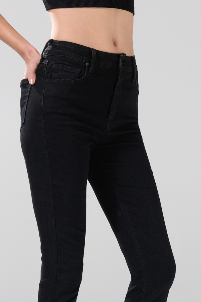 Jean negro mom con súper tiro alto, bolsillos y bota recta