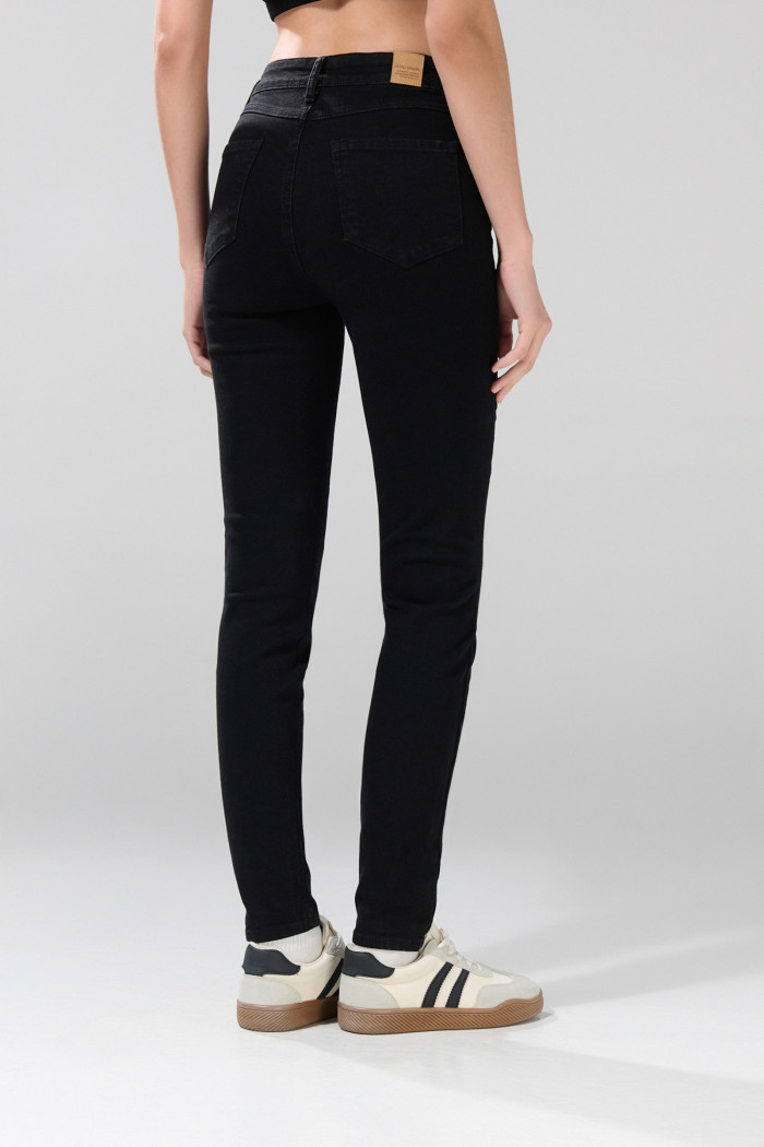 Jean negro mom con súper tiro alto, bolsillos y bota recta