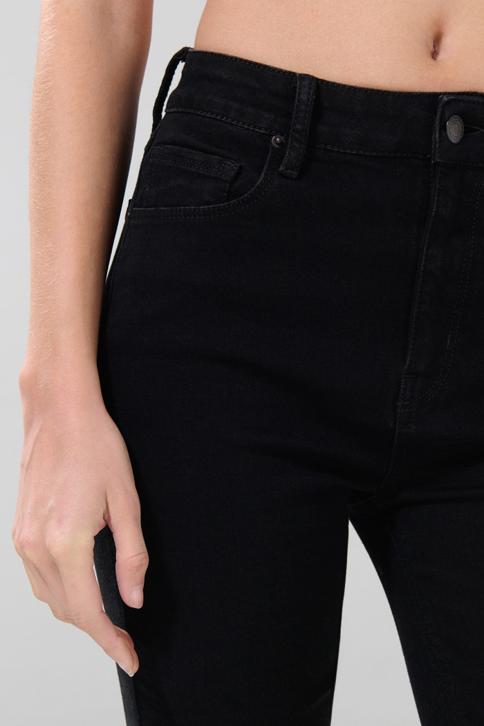 Jean negro mom con súper tiro alto, bolsillos y bota recta