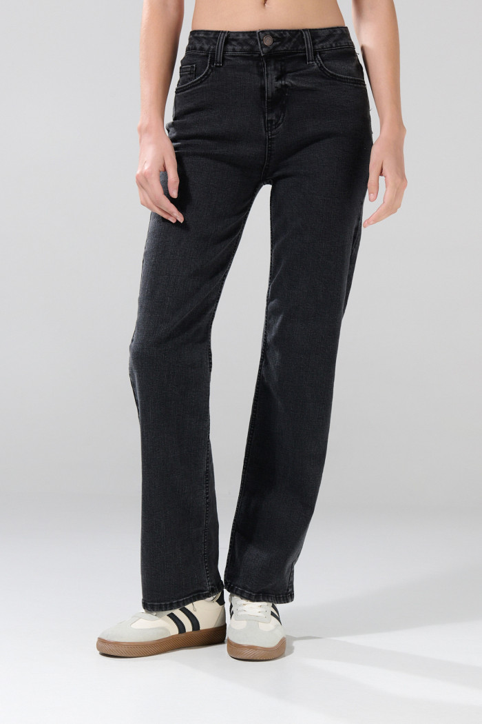 Jean tiro alto gris intenso straight leg con 5 bolsillos