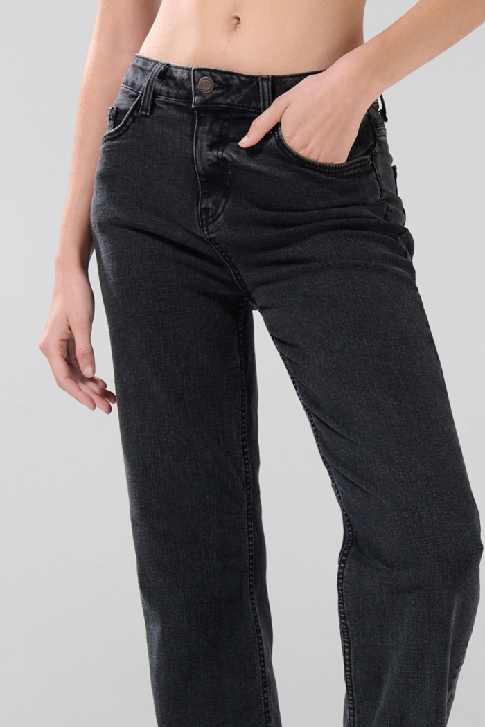 Jean tiro alto gris intenso straight leg con 5 bolsillos