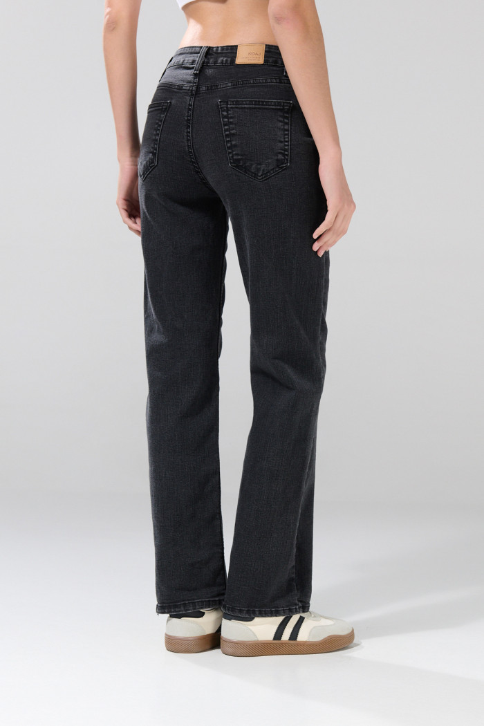 Jean tiro alto gris intenso straight leg con 5 bolsillos