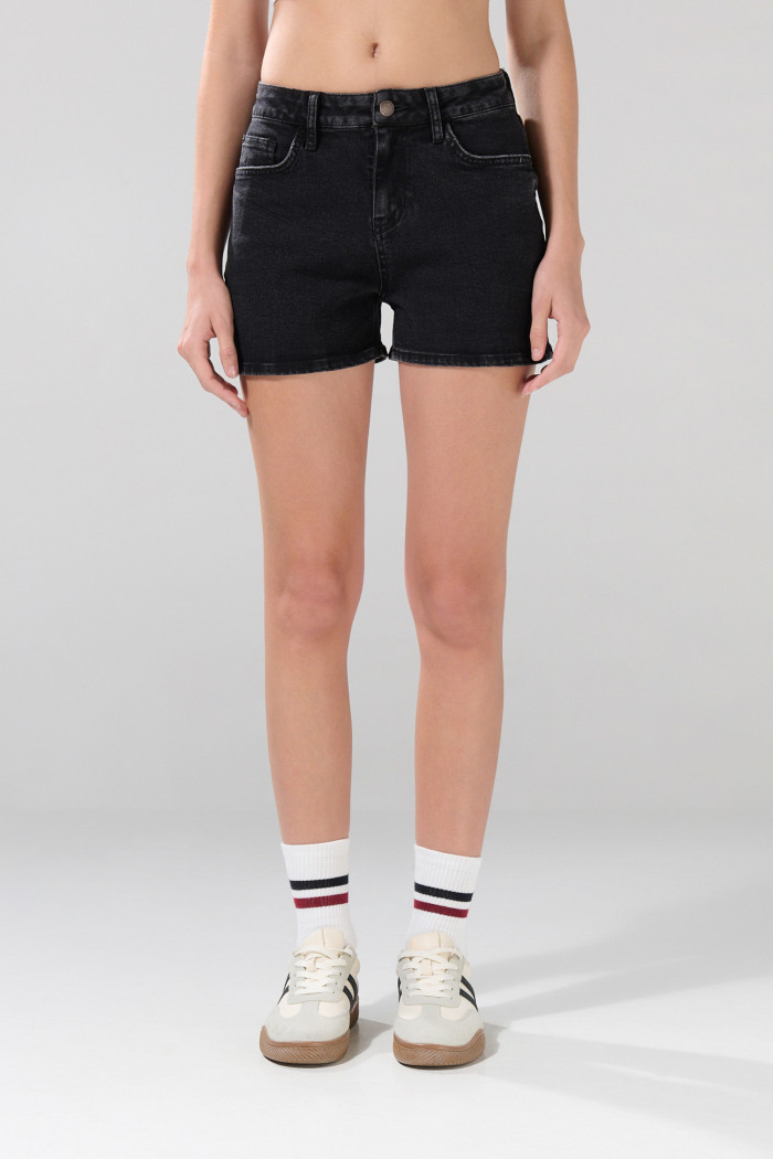 Short tiro alto de jean gris intenso con cremallera en frente