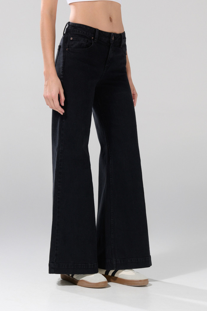 Jean flare gris intenso tiro medio con bota ancha