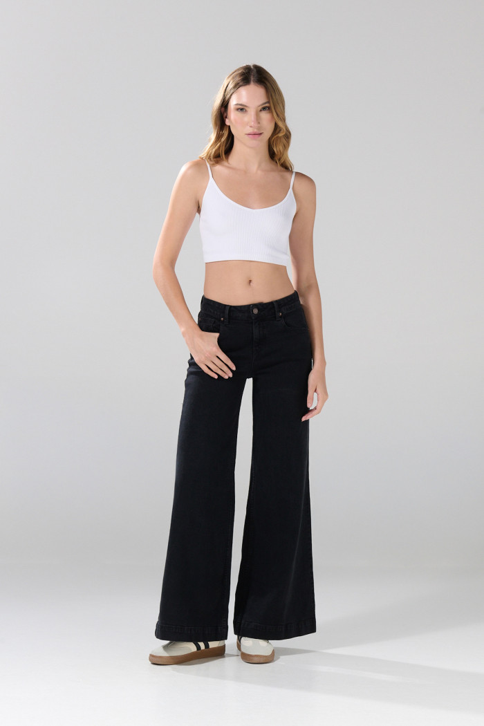 Jean flare gris intenso tiro medio con bota ancha