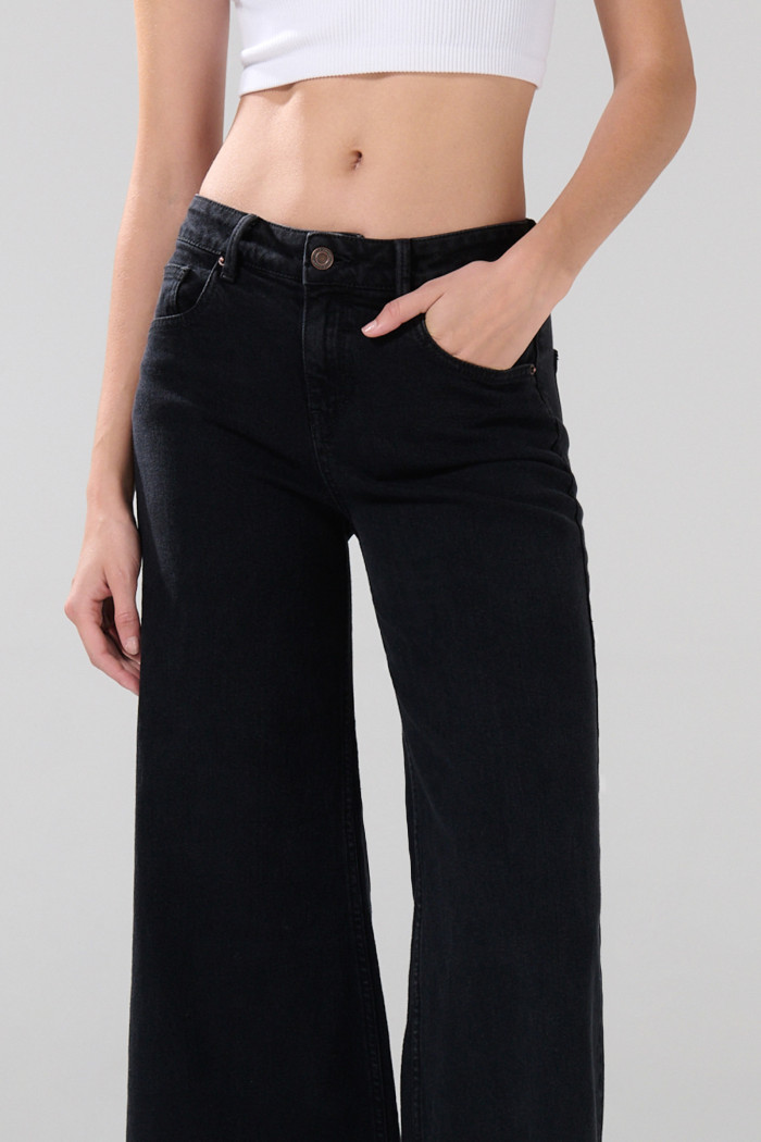 Jean flare gris intenso tiro medio con bota ancha