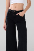 Jean flare gris intenso tiro medio con bota ancha