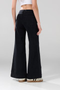 Jean flare gris intenso tiro medio con bota ancha