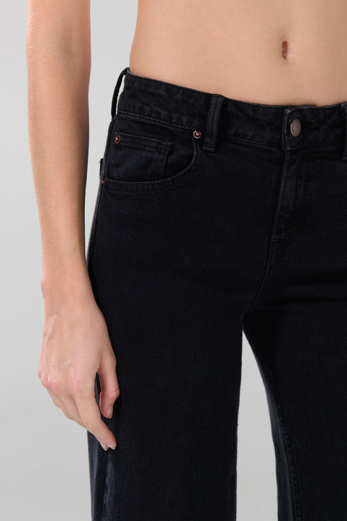 Jean flare gris intenso tiro medio con bota ancha