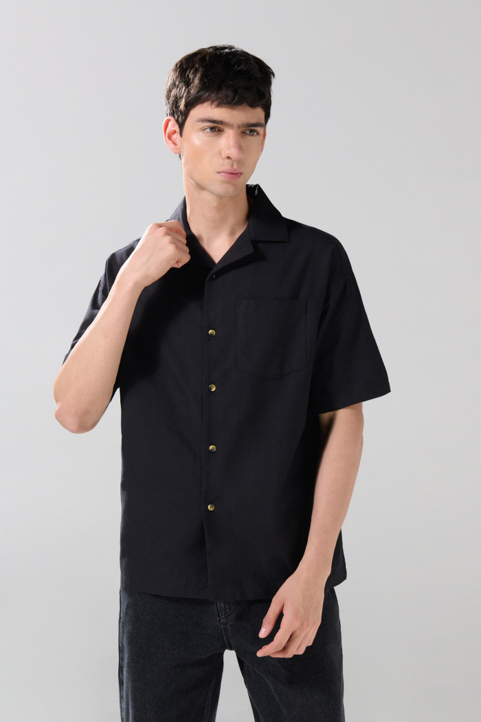 Camisa negra cuello resort con texturas y bolsillo