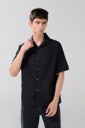 Camisa negra cuello resort con texturas y bolsillo