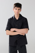 Camisa negra cuello resort con texturas y bolsillo