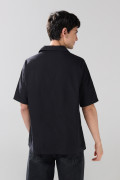 Camisa negra cuello resort con texturas y bolsillo