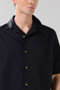 Camisa negra cuello resort con texturas y bolsillo