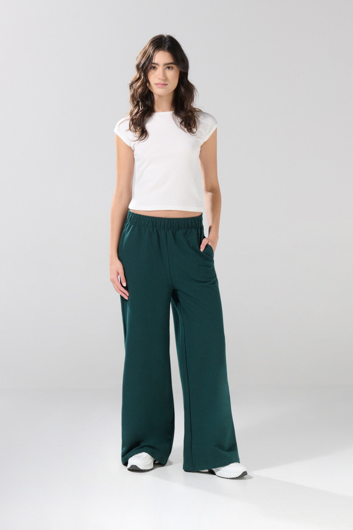 Pantalón bota ancha jogger unicolor con bolsillos