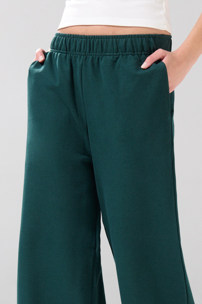 Pantalón bota ancha jogger unicolor con bolsillos