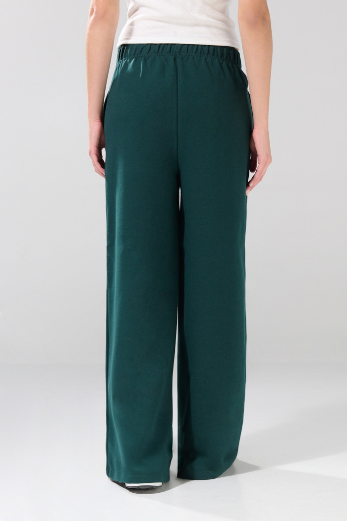 Pantalón bota ancha jogger unicolor con bolsillos