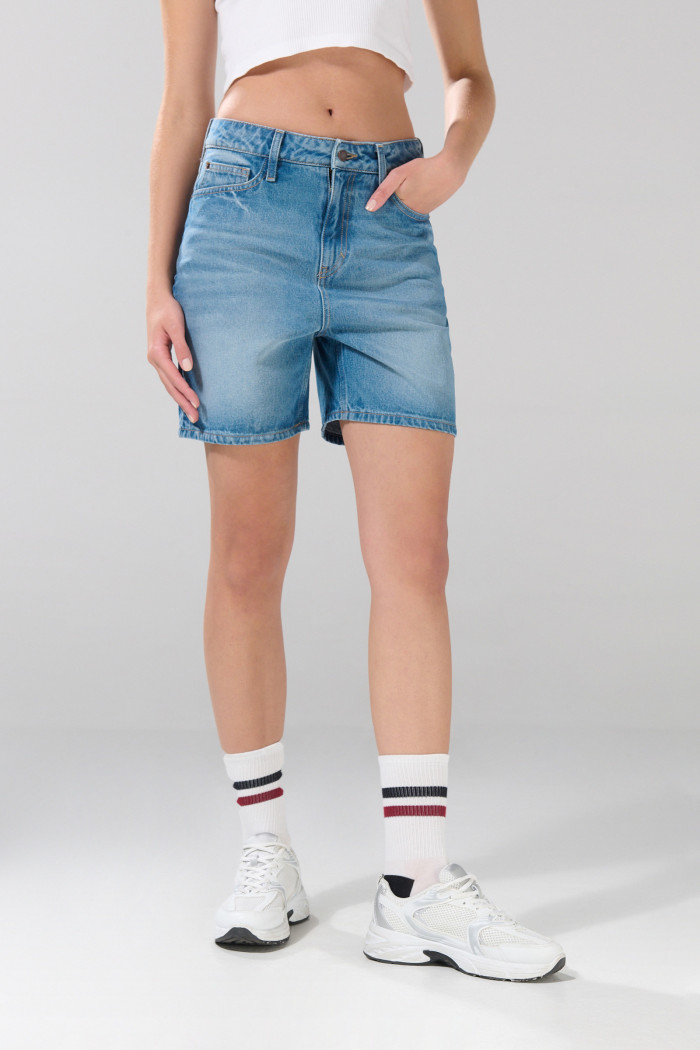 Short azul medio de jean con tiro alto y bolsillos