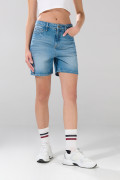 Short azul medio de jean con tiro alto y bolsillos
