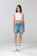 Short azul medio de jean con tiro alto y bolsillos