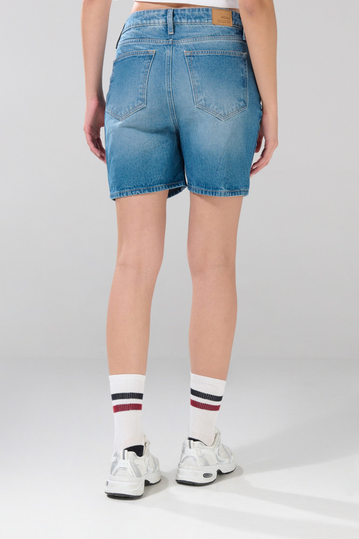 Short azul medio de jean con tiro alto y bolsillos