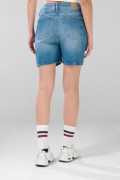 Short azul medio de jean con tiro alto y bolsillos
