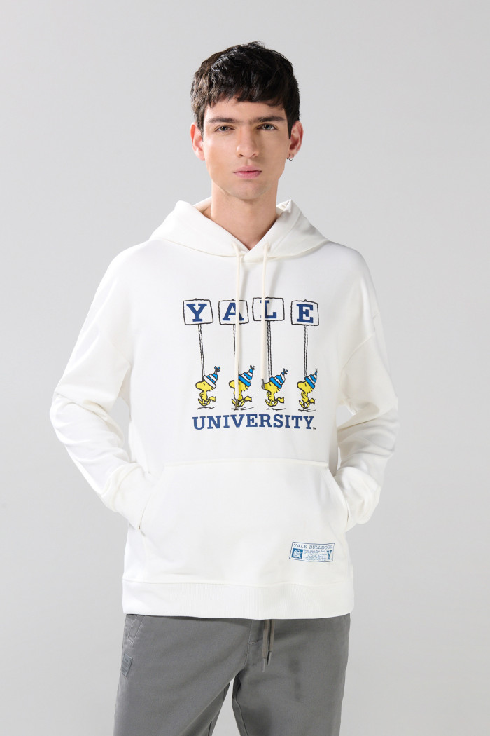 Buzo crema con capota y arte de Snoopy & Yale