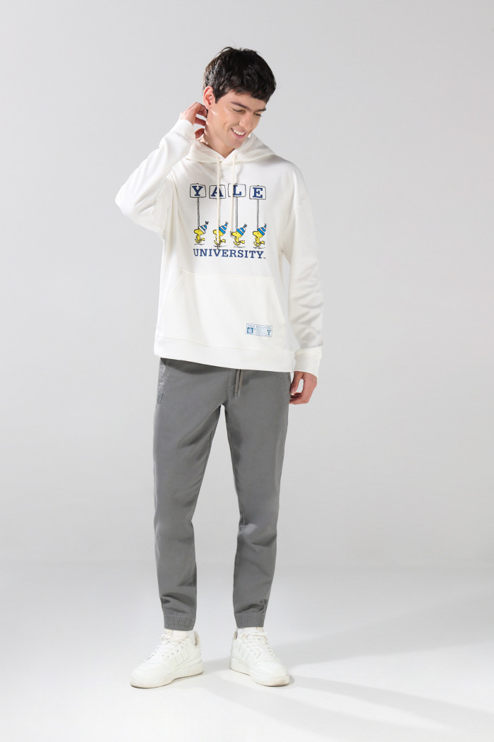 Buzo crema con capota y arte de Snoopy & Yale