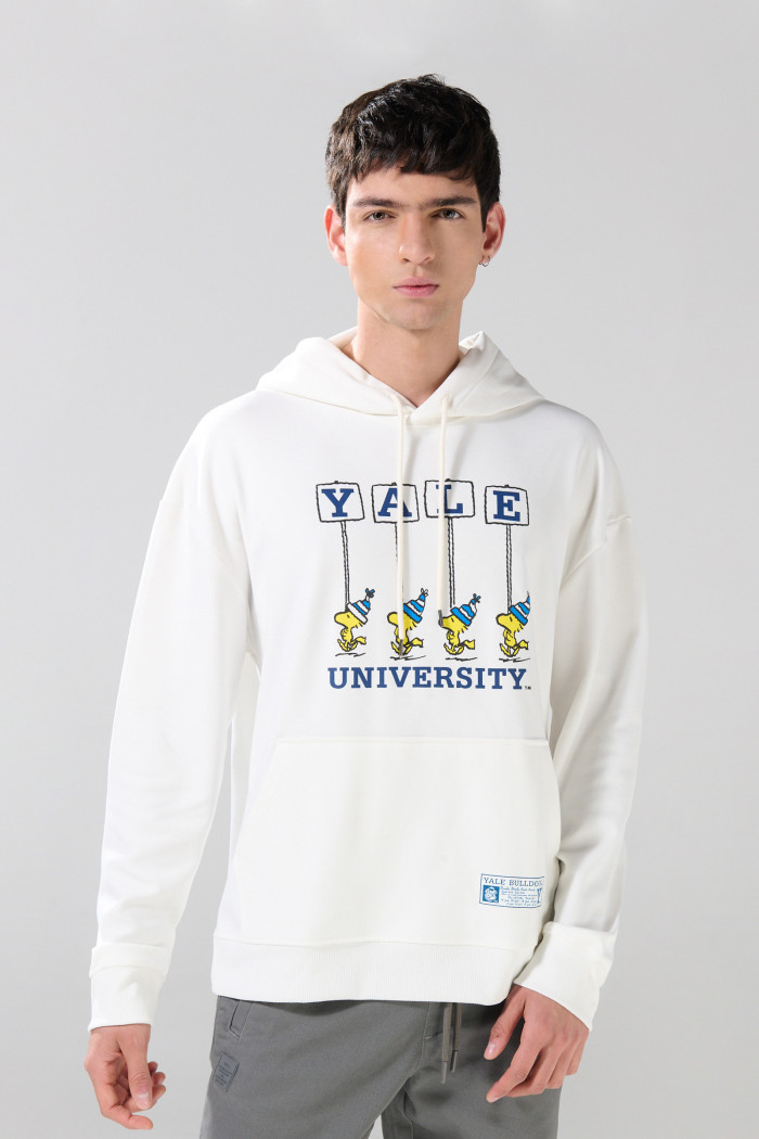Buzo crema con capota y arte de Snoopy & Yale