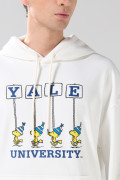 Buzo crema con capota y arte de Snoopy & Yale