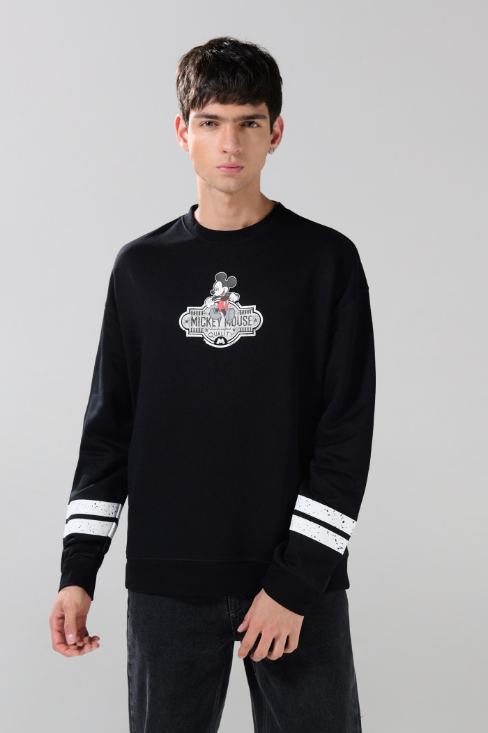 Buzo de Mickey negro con cuello redondo y manga larga