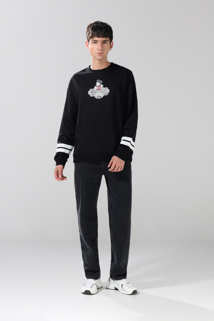 Buzo de Mickey negro con cuello redondo y manga larga