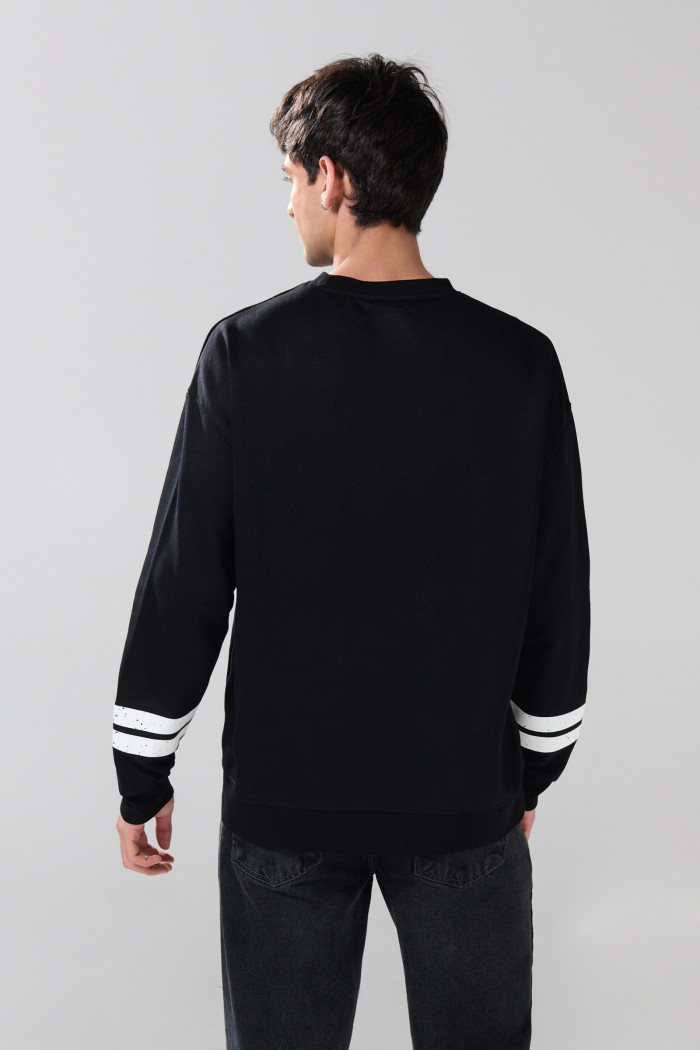 Buzo de Mickey negro con cuello redondo y manga larga