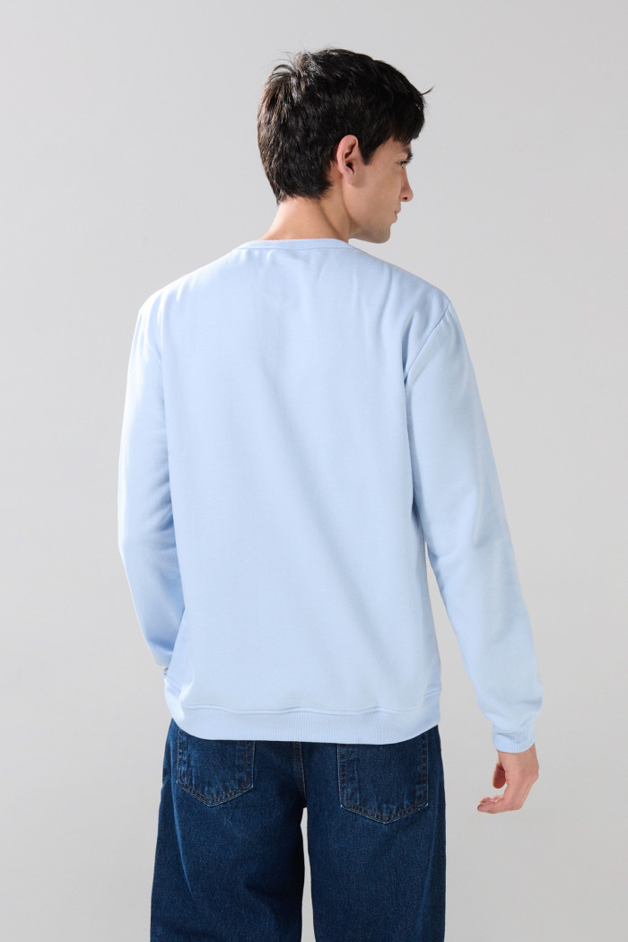 Buzo cuello redondo azul claro con texto college negro