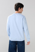 Buzo cuello redondo azul claro con texto college negro