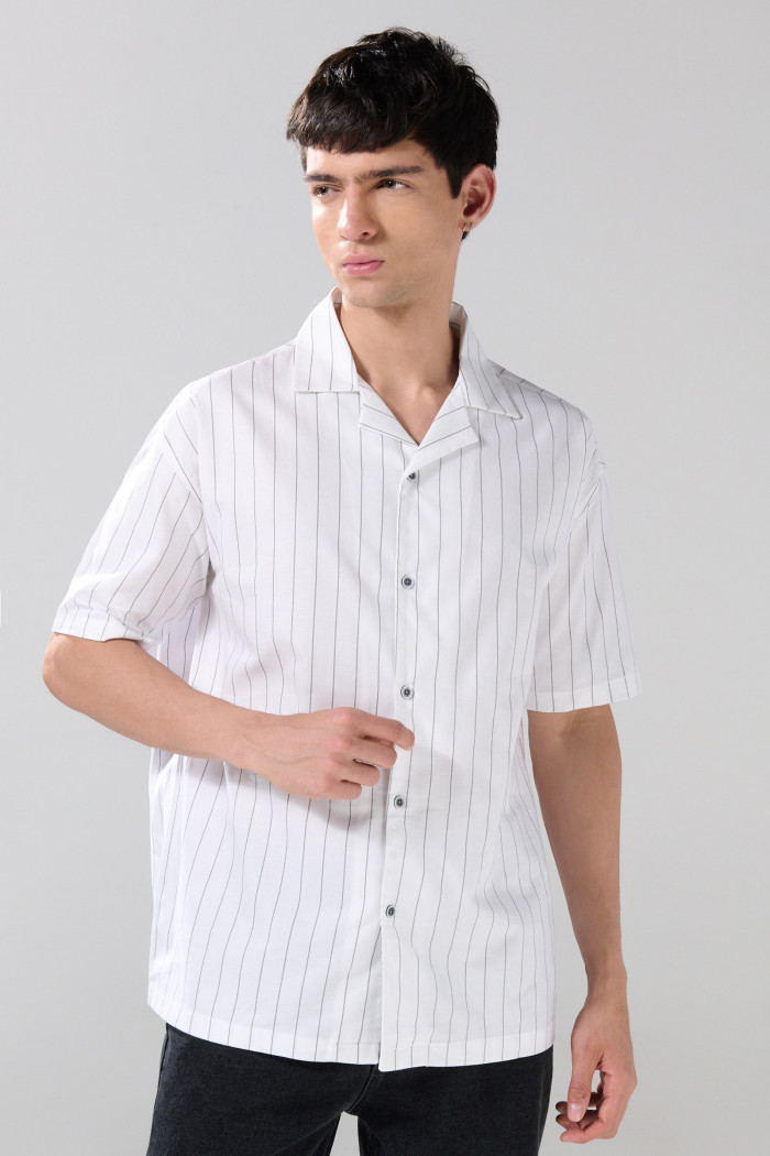 Camisa unicolor con diseño de rayas y cuello resort