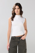 Camiseta unicolor ajustada con cuello alto y manga sisa